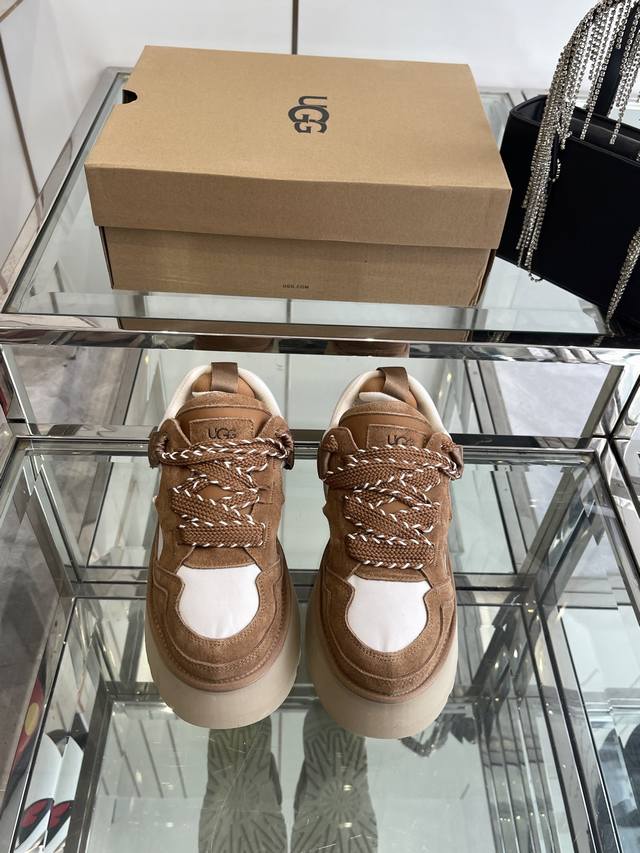 Ugg 25Ss秋冬新款 厚底休闲鞋 作为的领军品牌 这双新款同样延续了其一贯的舒适理念 穿在脚上轻盈自在 仿佛踩在了云朵上一般 鞋底采用Eva材质 防滑耐磨