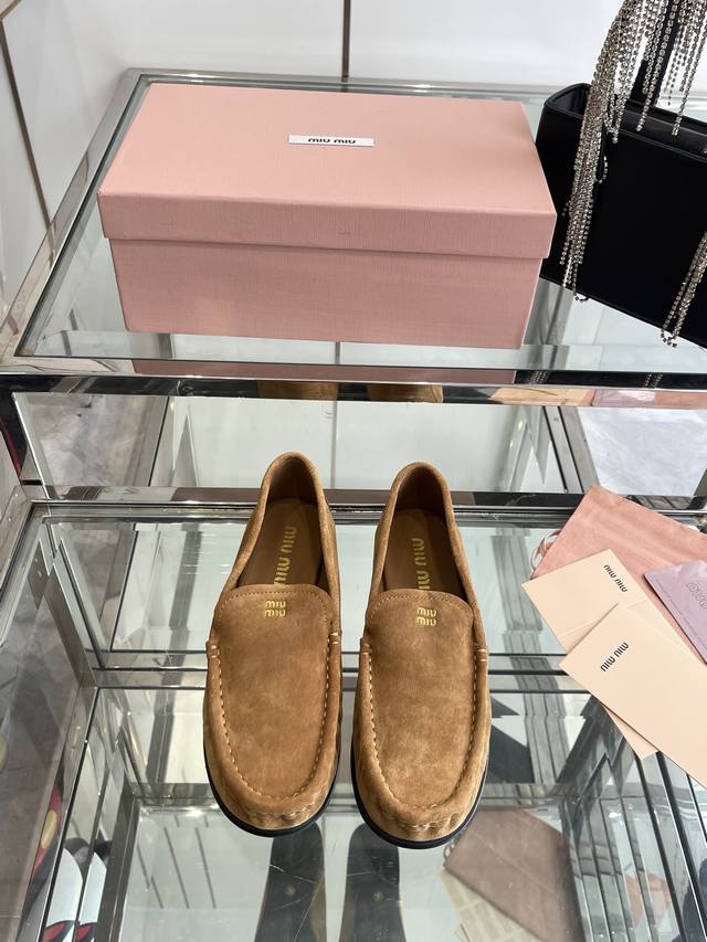 Miu Miu 缪缪 25Ss 秋冬最新走秀款 乐福鞋 超多明星网红种草 秀款出镜率超高的单品 这几年老钱风穿搭超级 这款乐福鞋也不例外 简约的设计理念搭配品牌