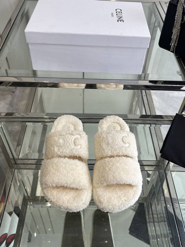 Celine 塞琳 25Ss 秋冬新品 一脚蹬羊毛拖鞋 这一季的赛琳又让我重新爱了它一次！ 这季节美鞋太多这款毛拖 真的是让我无法自拔真太可爱了～ 毛茸茸的羊毛