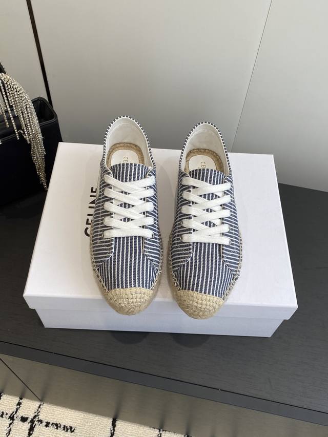 Celine 赛琳 25Ss 最新款凯旋门渔夫鞋 专柜一鞋难求 经典永不过时的鞋型 简约的设计 极具辨识度的品牌调性 磨砂牛皮进口透气布 Logo压花工艺 一脚