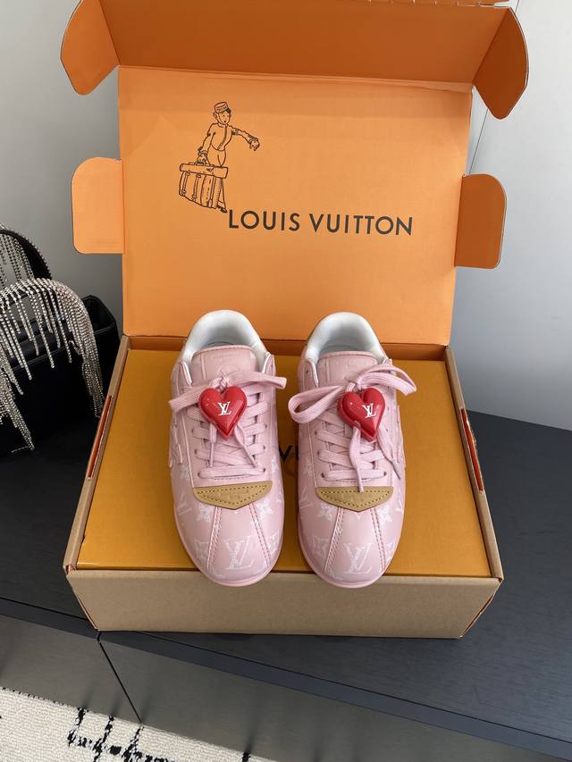 女款 男款550Louis Vuiton 路易威登 菲董联名 走秀款 胖丁 厚底 休闲 运动鞋 阿甘鞋 此次系列包括从简约风格的运动鞋到引人注目的跑鞋 Lv 以
