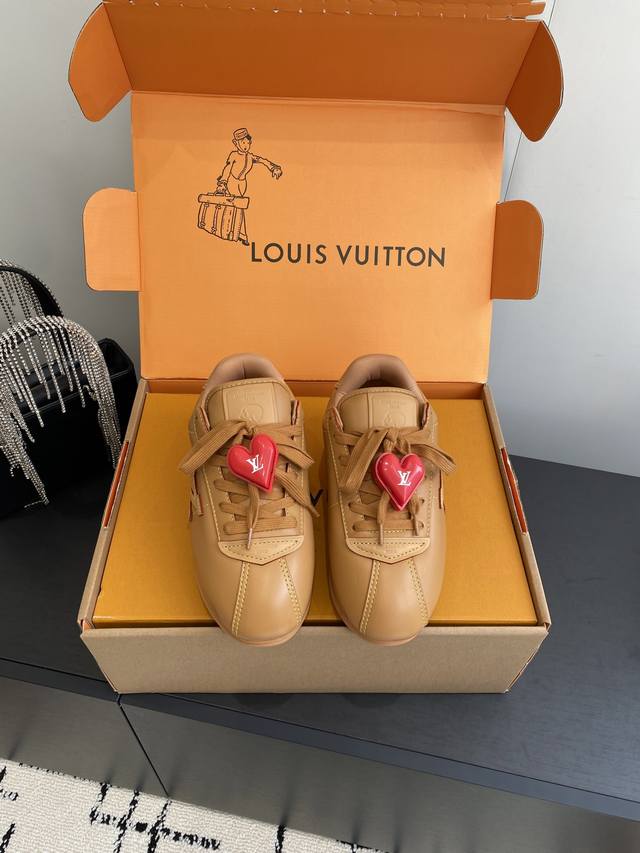 女款 男款520Louis Vuiton 路易威登 菲董联名 走秀款 胖丁 厚底 休闲 运动鞋 阿甘鞋 此次系列包括从简约风格的运动鞋到引人注目的跑鞋 Lv 以