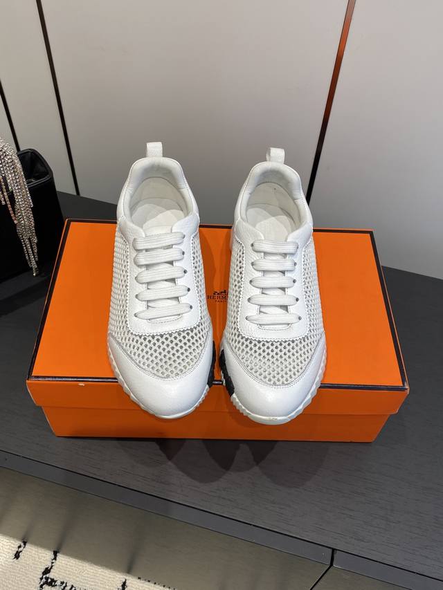 顶级版本 女 男 Hermes 爱马仕H家经典情侣款 休闲运动鞋 情侣款休闲之履运动老爹鞋结合高科技帆布与麂皮山羊皮 在橡胶鞋底上饰以夸张“H”字母 斜体设计和