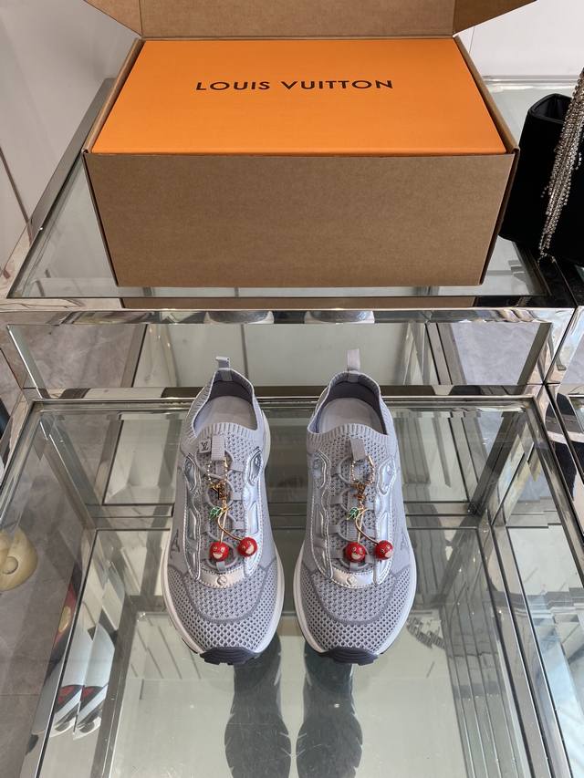 配饰60 Lv 路易威登 25Ss新款 运动鞋 袜子鞋 这款运动流线型设计灵感来自跑鞋。精致的鞋面由多种技术材料制成 包括网眼和金属合成皮革 其特点是许多标志性
