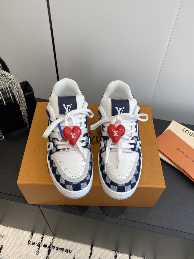 配饰60 Louis Vuiton 路易威登 Ss新款 Lv Trainer系列板鞋篮球鞋 休闲运动鞋 Lv Trainer运动鞋是由设计师Virgil Abl