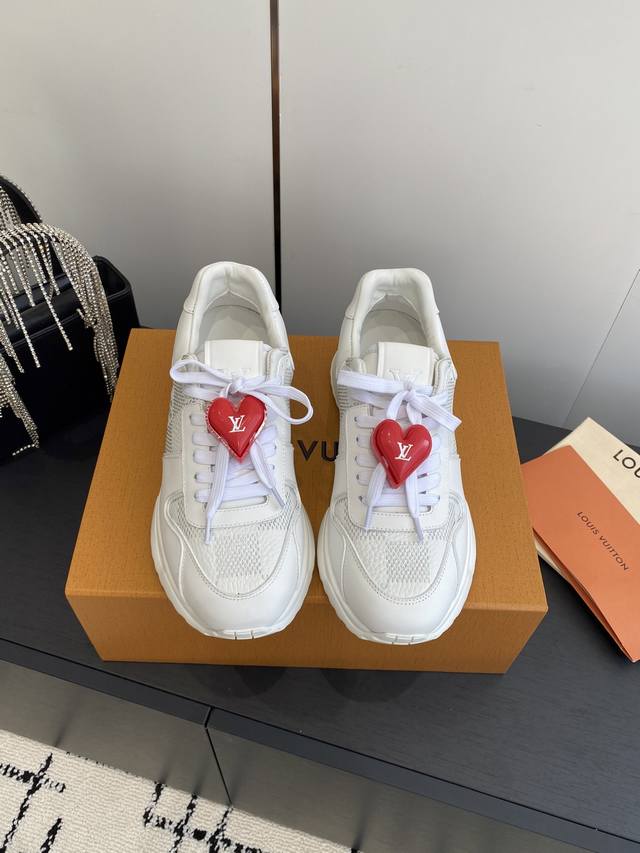配饰60 Louis Vuitton 路易威登 经典男士运动鞋。跑鞋的设计精髓 创造标志性 Run Away 运动鞋 Monogram 帆布 小牛皮和织物巧妙拼