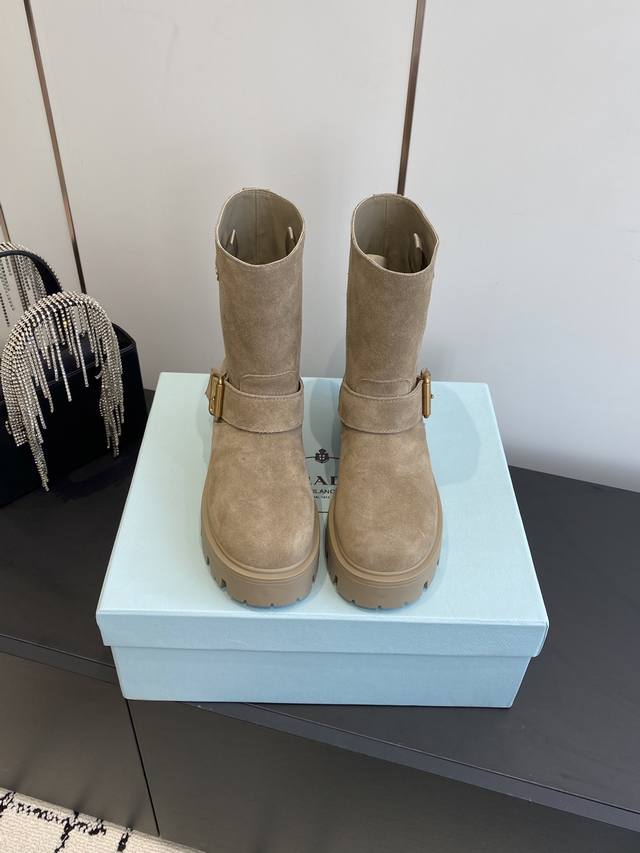 prada 普拉达 经典三角标一脚蹬王炸女靴 冬天买不到的系列，绝对是今年的大爆款！！贼好看！prada靴子真的很哇塞！上脚大气显腿瘦气质这块刚好拿捏 全系列采