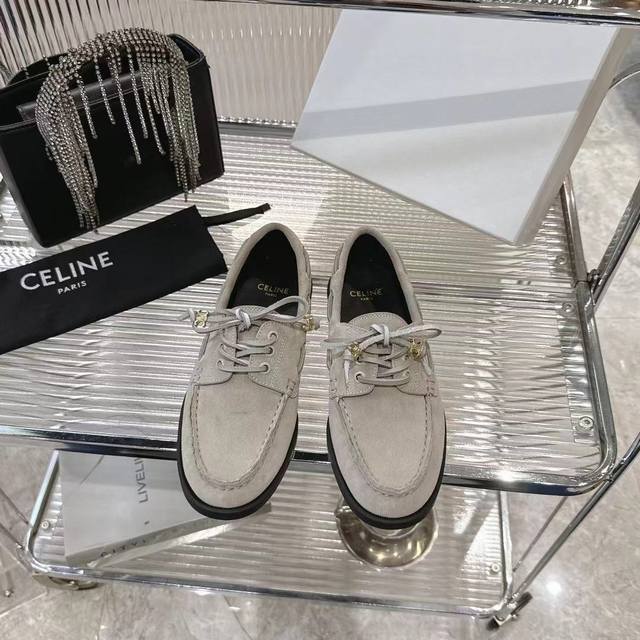 celine Bateau船鞋经典再现！缠绕鞋带勾勒随性，复古孔眼点缀细节，耐磨橡胶底伴你自在前行。极简设计与精湛工艺碰撞，一脚穿出法式慵懒腔调，解锁日常高级感