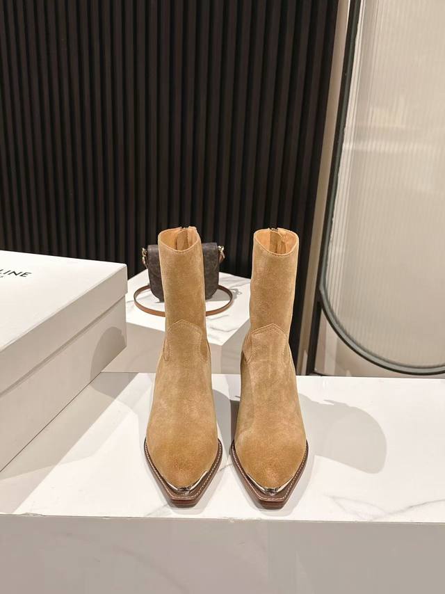 Celine 思琳专柜秋冬最新时装靴、走秀款时尚博主同款 早秋力推单品！复古欧美风格 炸街必备单品 凯旋门Logo点缀 非常高端有气质 四季可穿的短靴、鞋面：采