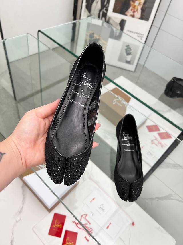 马吉拉&Cl联名款红底分趾平底单鞋 Maison Margiela 与 Christian Louboutin 推出首个联名鞋履系列，巧妙融合了两大品牌的设计基