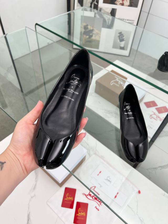 马吉拉&Cl联名款红底分趾平底单鞋 Maison Margiela 与 Christian Louboutin 推出首个联名鞋履系列，巧妙融合了两大品牌的设计基