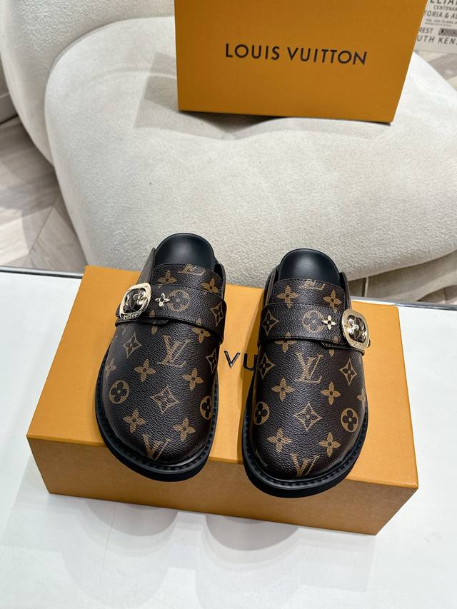 专柜新款包头半拖拖 Winterbreak Comfert 平底拖鞋Lv 字母和Monogram 花卉点缀图案的皮面，搭配羊毛内里，室内外穿着皆宜。纯羊毛材质，