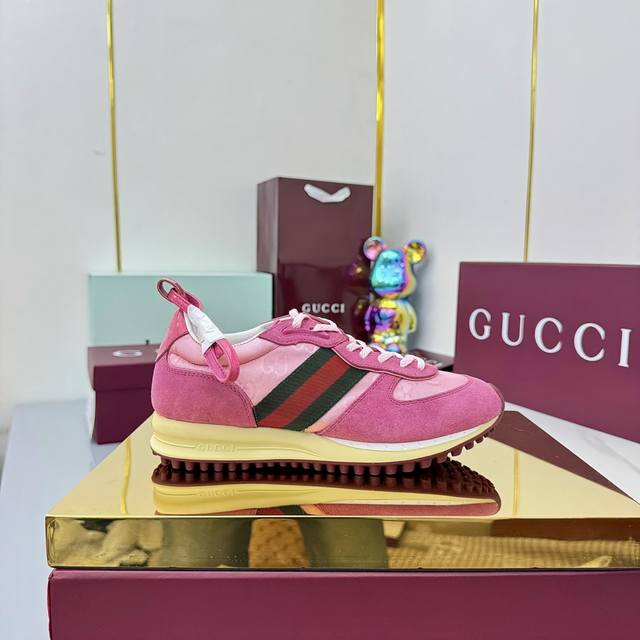 女35-90 当经典工艺邂逅慵懒时髦，这双Gucci女士休闲鞋便是你衣橱的焕新答案！采用柔软小牛皮与透气织物打造鞋身，每一步都如云朵般轻盈贴合，意大利匠心剪裁释