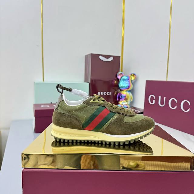 女35-90 当经典工艺邂逅慵懒时髦，这双Gucci女士休闲鞋便是你衣橱的焕新答案！采用柔软小牛皮与透气织物打造鞋身，每一步都如云朵般轻盈贴合，意大利匠心剪裁释