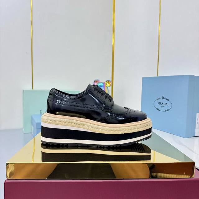出厂 prada Fw25 New Arrival～ 普拉达2025春夏走秀款｜松糕厚底鞋新品 时尚就是一种轮回p家松糕鞋时隔多年翻红啦！ 经典万年款#系带.冲