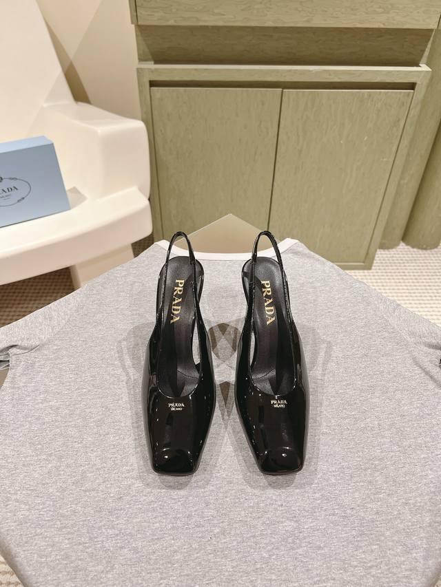 224 新品 专柜新款玛丽珍系列上新 鞋面：原版定制牛漆皮私模五金扣 内里：特定混种羊皮内里 大底：原版开模真皮大底 跟高:7.5Cm 鞋码: 35-39 40