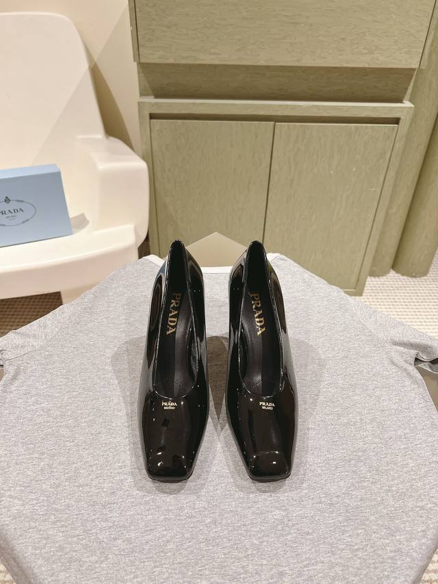 224 新品 专柜新款玛丽珍系列上新 鞋面：原版定制牛漆皮私模五金扣激光穿孔工艺 内里：特定混种羊皮内里 大底：原版开模真皮大底 跟高:粗跟6.5 平底3.5C