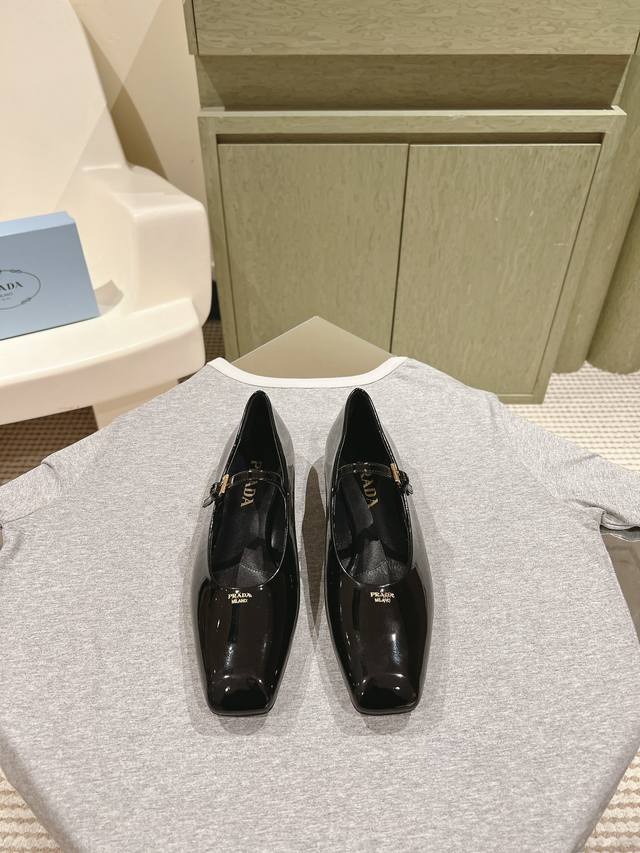 224 新品 专柜新款玛丽珍系列上新 鞋面：原版定制牛漆皮私模五金扣激光穿孔工艺 内里：特定混种羊皮内里 大底：原版开模真皮大底 跟高:粗跟6.5 平底3.5C