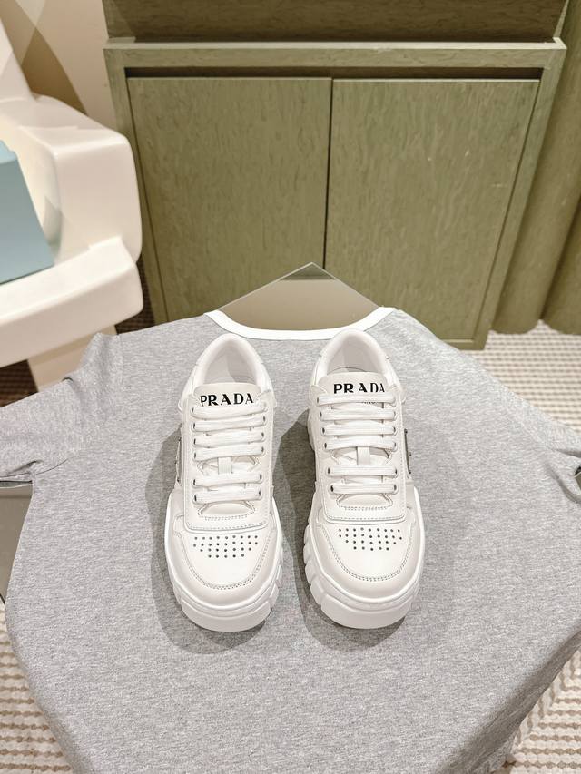 情侣款 # 普拉达△三角标厚底松糕小白鞋 引爆全场 是新款经典单品 牛皮款式轻盈！上脚妥妥高端大气！ Size：35-45情侣款