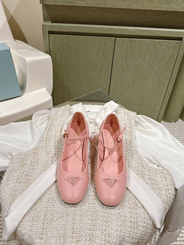 224 prad*普拉达 春夏新款绝美玛丽珍鞋上新这一季太让人惊喜了，时尚界久违的极简之美，多巴胺配色毫不费力的优雅风来袭时髦精致绝美穿上就是仙飘飘的时尚公主原