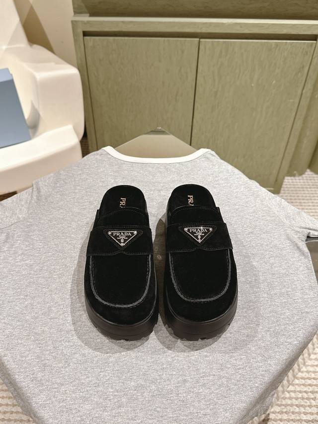 225 prad 一腳蹬厚底 普拉达新款，这款牛筋底上脚非常舒适，今年非常爆，穿上 增高 休闲两不误，清爽的表现足以表达对鞋子的个个细节的把控， 面料：进口丝光