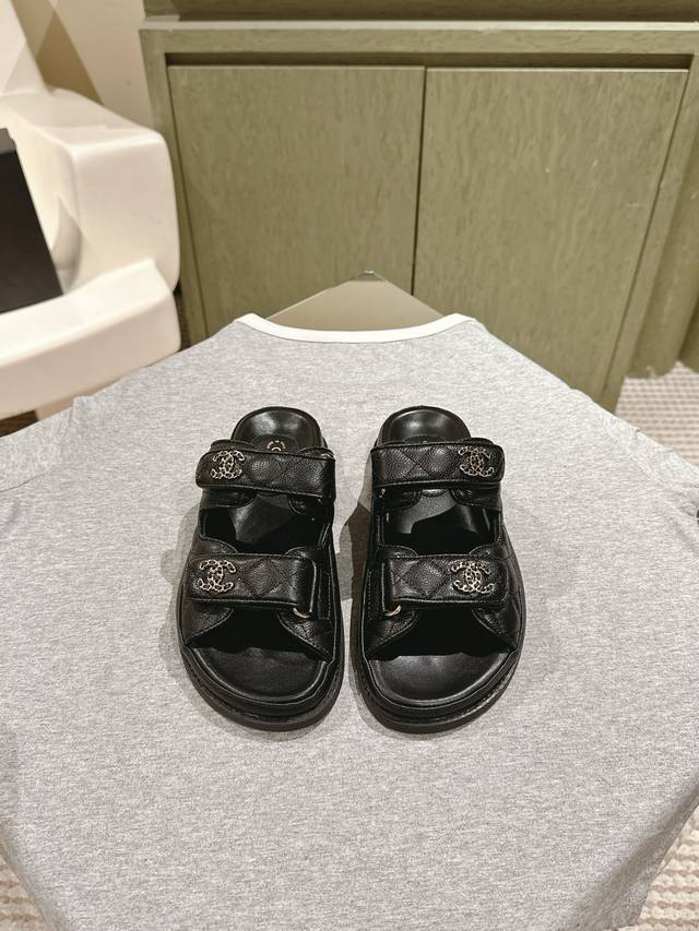 拖鞋 凉鞋 * 225 小香夏季新款 专柜同步沙滩凉拖鞋！马卡龙色系！每年必火的一款必备凉鞋。上脚很舒服，旅游逛街都少不了的神奇。 双层羊皮真皮大底，鞋面选用定