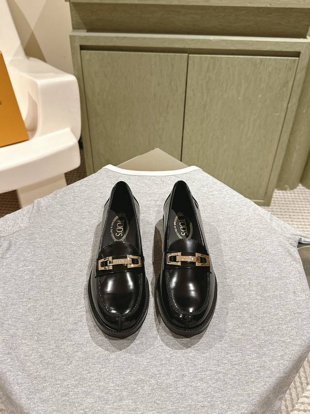 225 新款厚底乐福鞋上新 ★★★★★ 专柜新款中性风乐福鞋，松糕厚底拉长大长腿，增高又时髦，搭配精致饰扣，微微性冷淡工业风高级感满满 鞋面：原版定制牛皮面 内