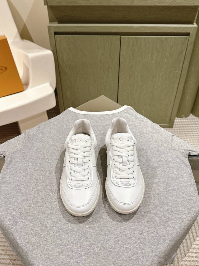 225 网红明星同款 专柜德迅鞋系列上新 鞋面：原版小牛皮3D打印工艺 内里：原版牛皮里 大底：意大利原版Tpu防滑轻便大底 鞋码: 35-39 原版专柜全套豪
