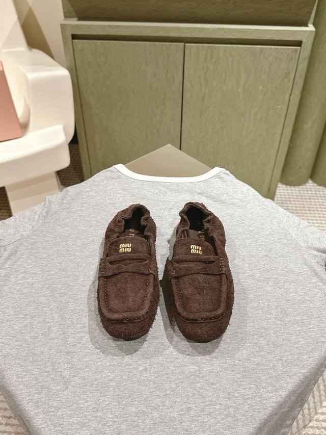 225 Miumiu 缪缪新色！一脚蹬乐福松紧后跟百搭款 怎么穿都好看今夏时髦精最爱中跟平底可选！ ★★★★★ 特定丝光牛绒 牛皮内里，原版真皮大底！内里牛皮！