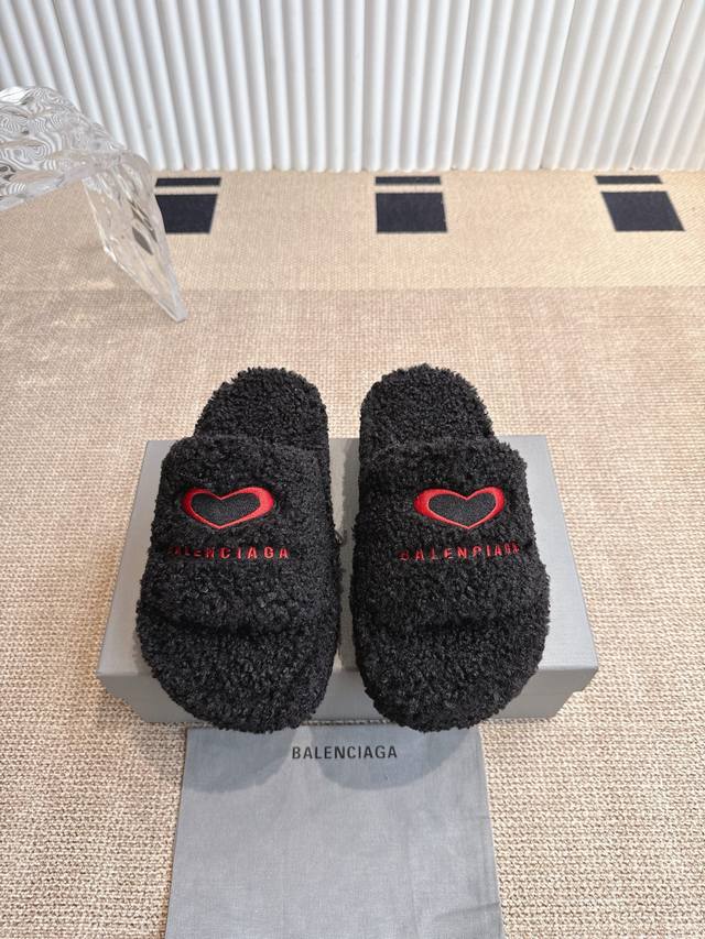 薄底 厚底225 Balenciaga 巴黎世家25Ss 秋冬潮品 毛拖 鞋面字母图案、电绣徽标刺绣工艺！高级感满满当当！上脚特别漂亮 面料：羊卷毛 非常柔软舒