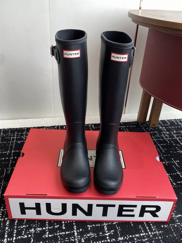 代购级 Hunter Ss25 New Arrival～ 爆款雨靴新品 户外露营防水防滑～耐造时髦单品！ 材质与工艺：原版开模特殊防水材质 原版织物内里 防滑耐