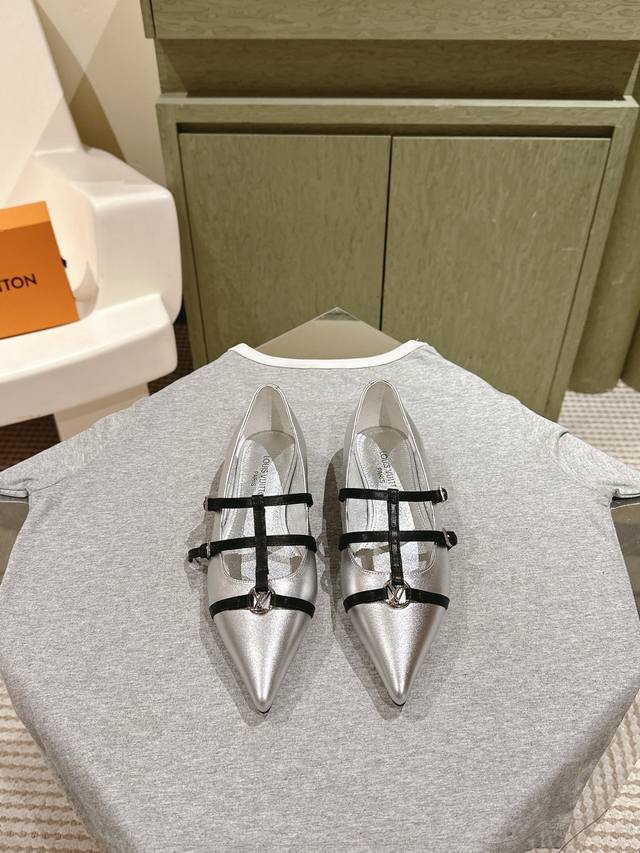 路易威登 225 Lv Cruise女鞋 早春新款绝美尖头小跟鞋这一季太让人惊喜了，时尚界久违的极简之美，多巴胺配色毫不费力的优雅风来袭时髦精致绝美穿上就是仙飘