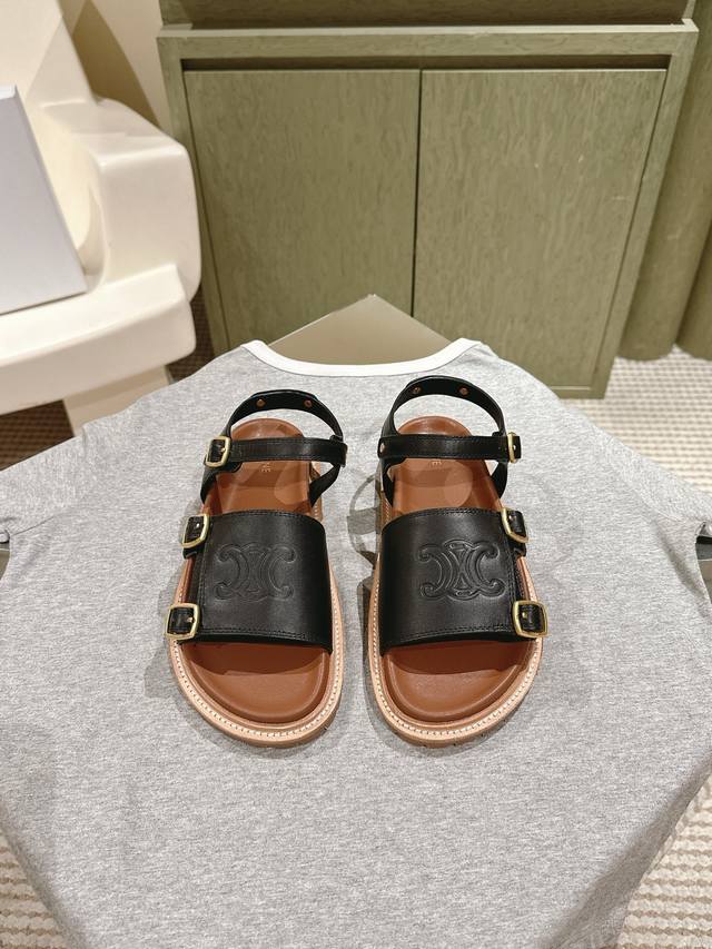 225 Celi*E塞琳春夏新款凯旋门英伦风平底微标凉鞋拖鞋系列 简约大气时髦，耐看不过时，是时尚圈永不退潮的经典所在，复古的英伦风格，气质非凡，懒人百搭增高必