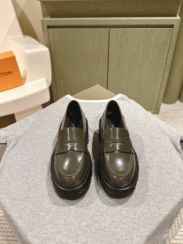 乐福 225 Lv 路易威登专柜最新开边珠牛皮厚底乐福鞋系列！代购级上新 这款松糕厚底系列今年非常爆，穿上增高效果，和时尚的引领绝对的Yyds！ 面料：进口开边