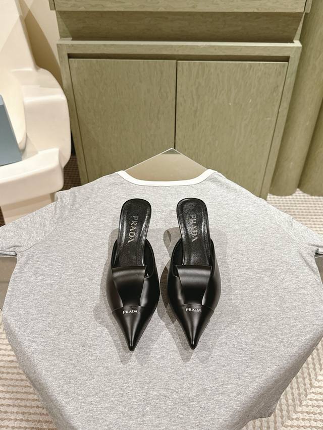 225 专柜新款尖头鞋系列上新 鞋面：原版一比一开边珠牛皮 内里：特定混种羊皮内里 大底：原版开模真皮大底 鞋码: 35-39 40 41定制不退换 跟高4.5