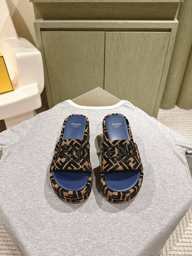 225 Fendi 芬迪走秀主推系列，新品上线，芬具桌脚设计灵感改创于今年秀场的主推系列鞋履 当季新品拖鞋，众所周知，鞋子永远设计为高级感满满的，高端大气上档次