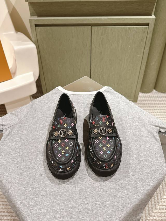 乐福 225 Lv 路易威登专柜最新老花牛皮厚底乐福鞋系列！代购级上新 这款松糕厚底系列今年非常爆，穿上增高效果，和时尚的引领绝对的Yyds！ 面料：进口开边珠