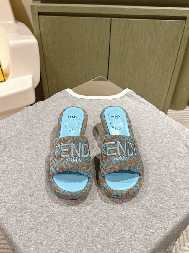 225 Fendi 芬迪走秀主推系列，新品上线，芬具桌脚设计灵感改创于今年秀场的主推系列鞋履 当季新品拖鞋，众所周知，鞋子永远设计为高级感满满的，高端大气上档次