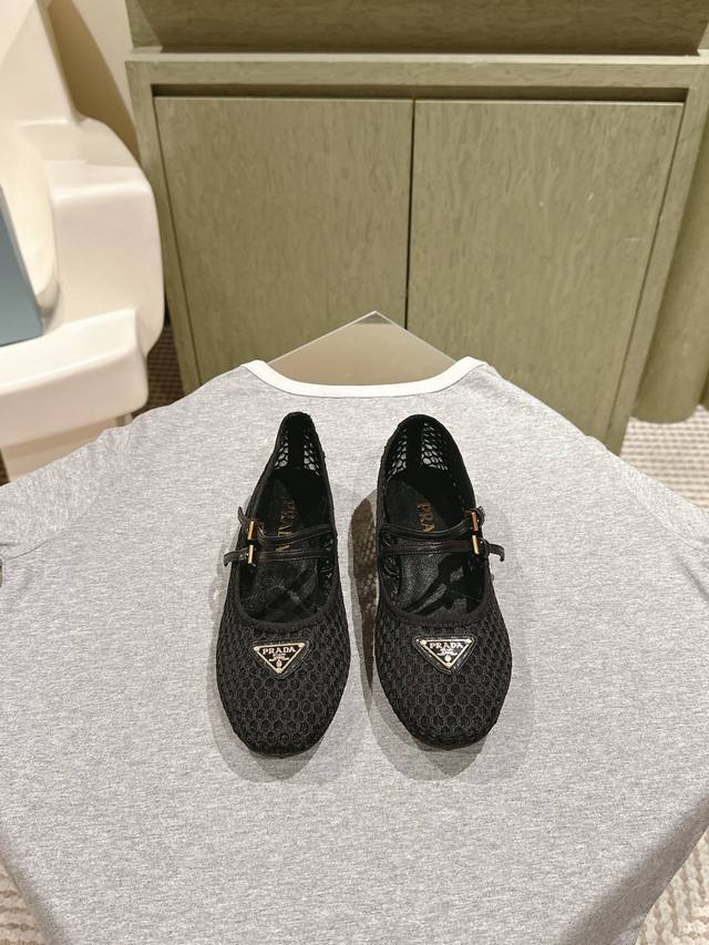 225 prad*普拉达 春夏新款绝美芭蕾舞鞋上新这一季太让人惊喜了，时尚界久违的极简之美，多巴胺配色毫不费力的优雅风来袭时髦精致绝美穿上就是仙飘飘的时尚公主原