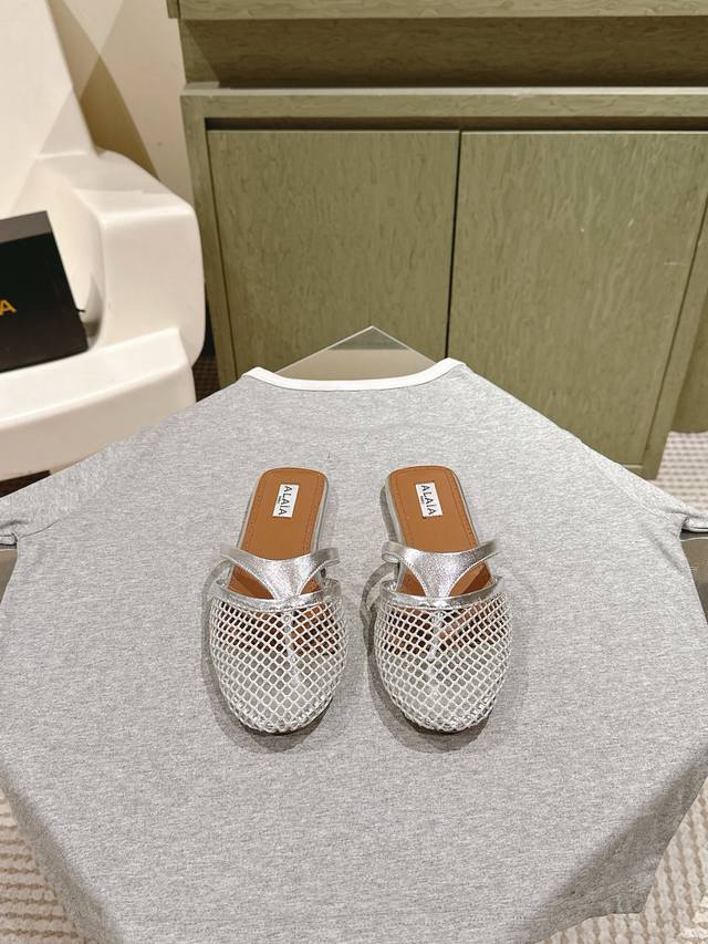 225 Alaia 专柜最新拖鞋新品 从经典日式鞋履汲取灵感，网漆皮鞋面，简而不繁适合多种造型，步履之间灵动时髦。前卫的网眼鞋面搭配，凸显精妙工艺，柔软材质结合