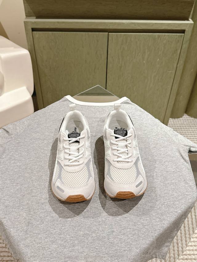 小众品牌 225 Article **复古慢跑鞋，超多明星都在穿.....上脚舒适脚感更轻盈， 内置软弹鞋垫轻松**3.5厘米， 云朵般舒适感前所未有， 适用于