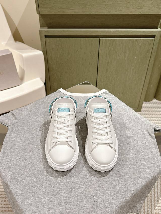 两穿 224 Jimmy Choo*最新休闲鞋，专柜主打系列！代购级别！面料选用原版一致牛皮烫钻柳丁工艺，搭配Jc元素的珍珠刺绣襄钻工艺，绝绝子的系列组合！上脚