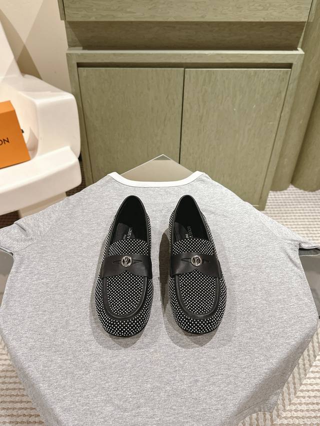 225 驴家早春新品 New Arrival～Lv春夏芭蕾舞鞋，也太出彩了！时尚性感舒适，拉满了夏日美鞋能给的满分情绪价值.鞋的造型也很乖巧好看呀！ 鞋面选用进