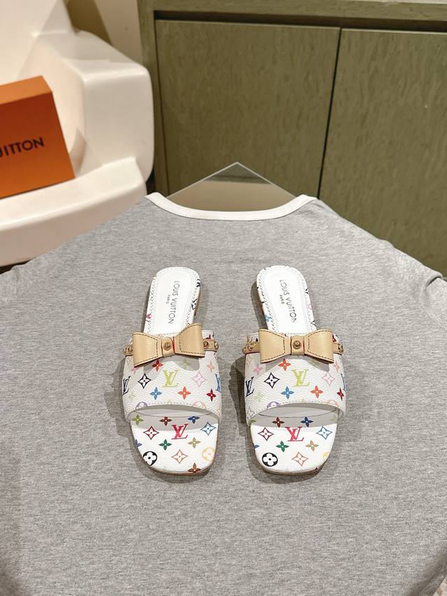 225 驴家新品 New Arrival～Lv春夏单宁猫跟拖鞋.单宁色搭配的棕色皮质，也太出彩了！ 刚刚好的小猫跟，性感舒适，拉满了夏日美鞋能给的满分情绪价值.