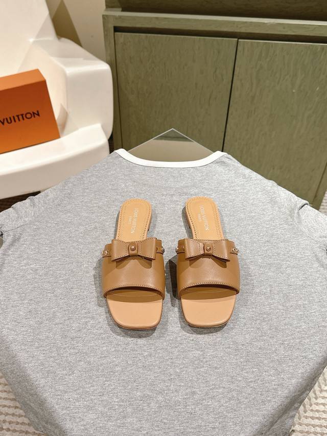 225 驴家新品 New Arrival～Lv春夏单宁猫跟拖鞋.单宁色搭配的棕色皮质，也太出彩了！ 刚刚好的小猫跟，性感舒适，拉满了夏日美鞋能给的满分情绪价值.