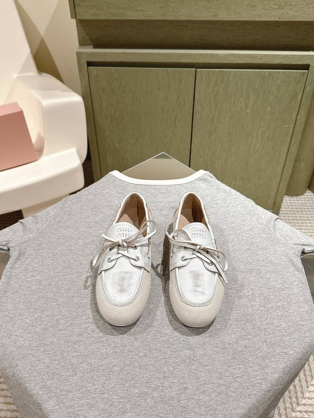 225 Miumiu 缪缪新款~ 颜值担当火爆款做旧脏脏鞋 不得不入的一款～做旧时尚，简约高级 随意搭配上脚非常舒适，年度必入款！ 专柜最新走秀款运动小白鞋国内