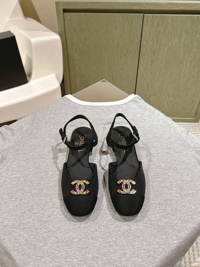 225 *小香早春新款 专柜同步仙女珍珠扣Logo小跟凉鞋，上脚依然让我心甘情愿剁手入，购入手才会知道它的时髦，人气爆款必须得有它排名，各种博主、网红范搭配尽显