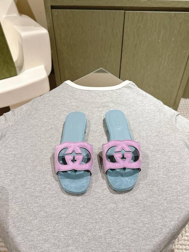 225 Gucci专柜同步最新拖 今季新款，互扣式双G镂空细节拖鞋系列，70年代的典藏设计为品牌注入荣光。从这一标志性时代中撷取灵感，互扣式双G在这款皮革拖鞋上