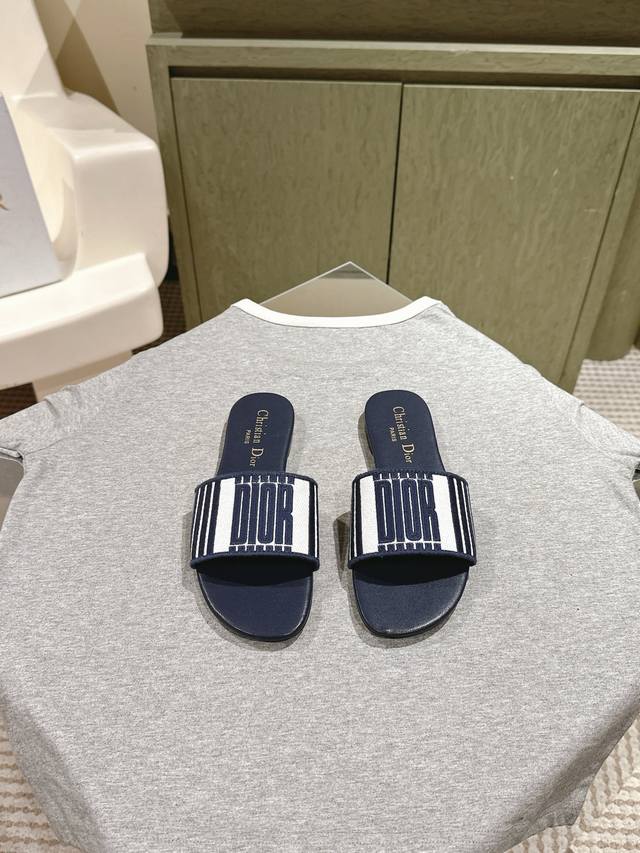 专柜同步最新配色夏季胶囊系列立体刺绣度假字母拖升级版！ 美爆的全新系列，暴走利器原Ban开发，钻柜新色全系发售 认准我们垫脚全部采用原Ban定制胎牛皮，透气、柔