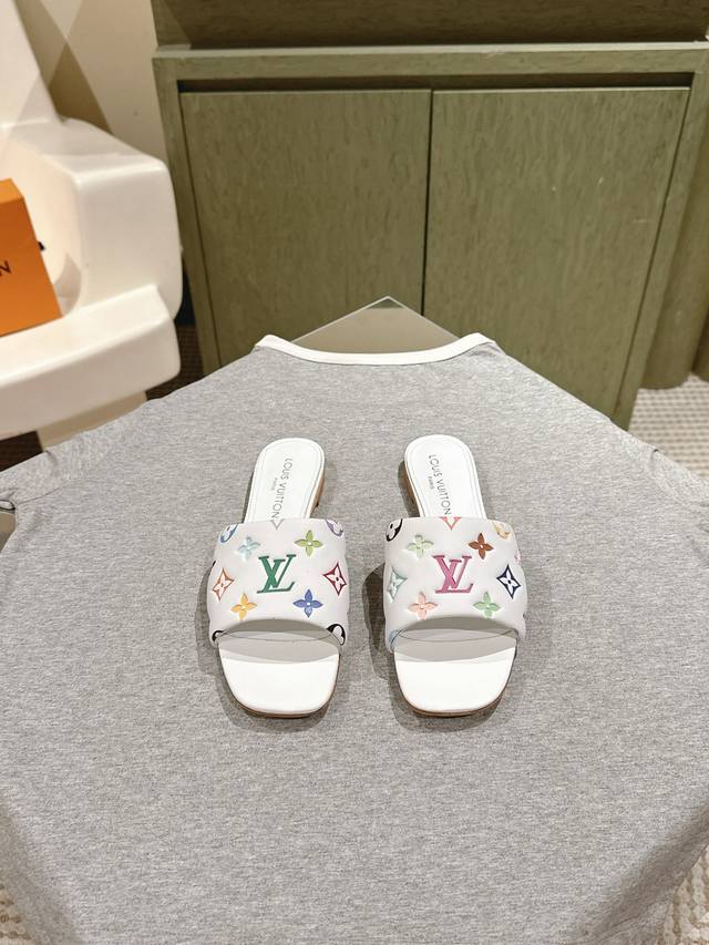 225 驴家新品 New Arrival～Lv春夏单宁平底拖鞋.单宁色搭配的棕色皮质，也太出彩了！性感舒适，拉满了夏日美鞋能给的满分情绪价值.凉鞋的造型也很乖巧